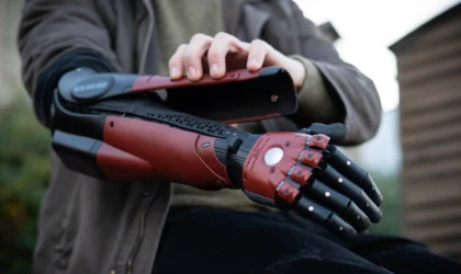 Open-Bionics-x-Konami-Venom-Hero-bionic-arm-0002-1200x675-1-420x250.webp